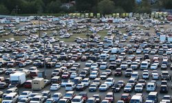 Автоцентры Екатеринбурга поставили клиентов в очередь