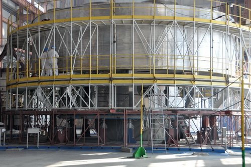 Процесс сборки корпуса реактора в самом разгаре